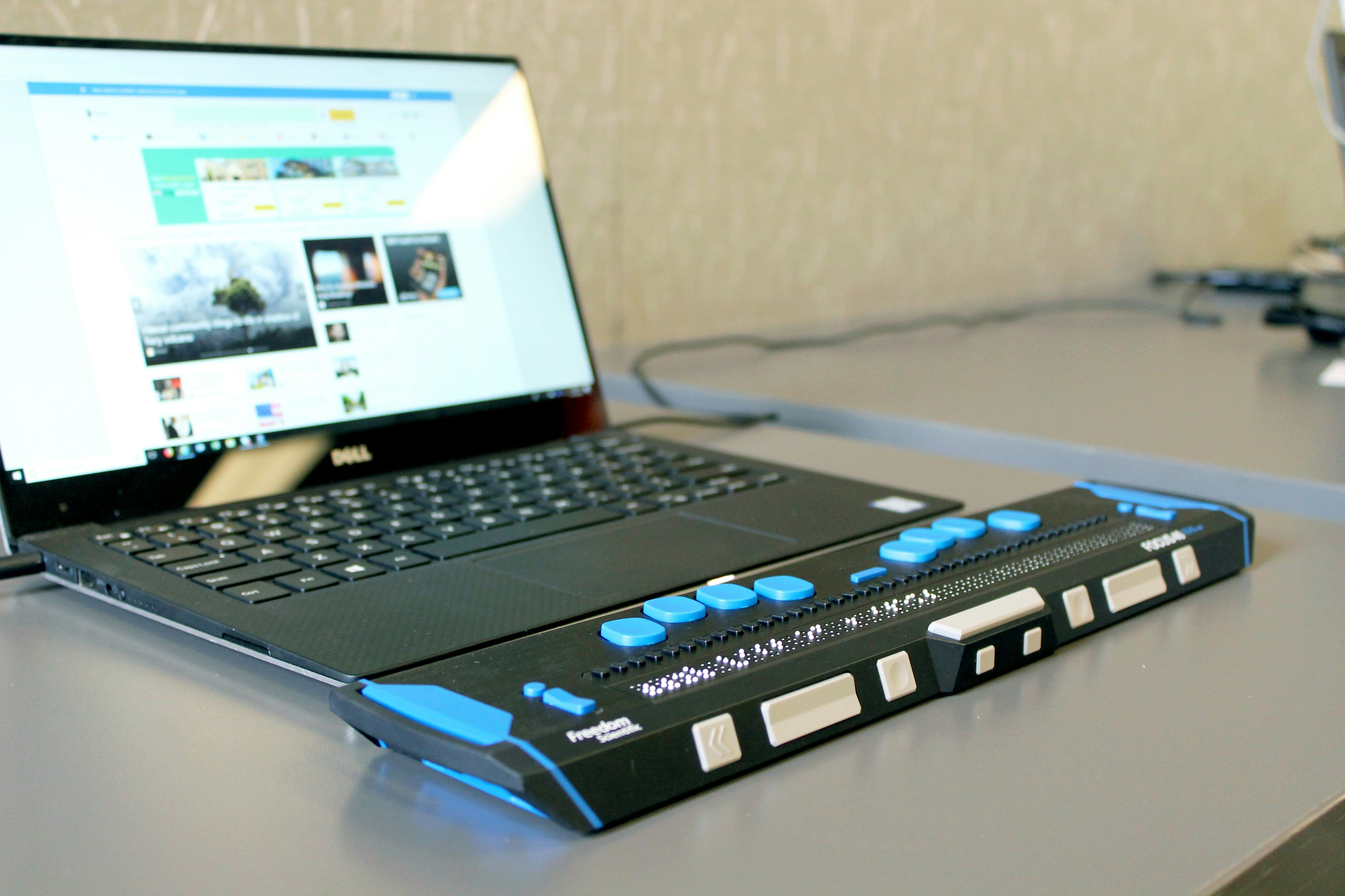 Laptop with a external MIDI controller on a desk